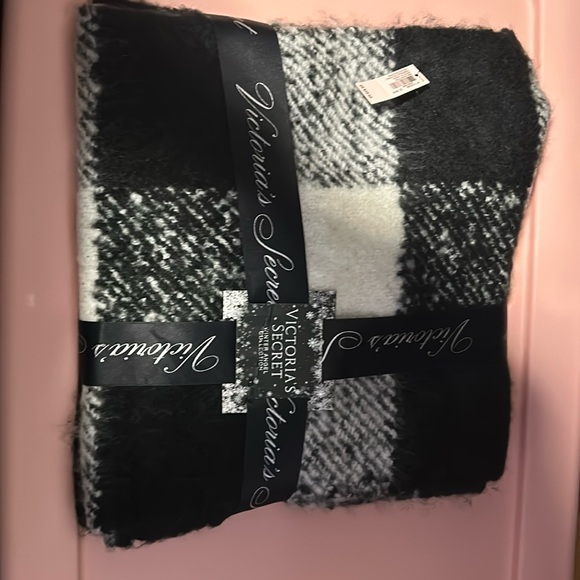 Accessories - Victoria Secret White Buffalo Check Scarf